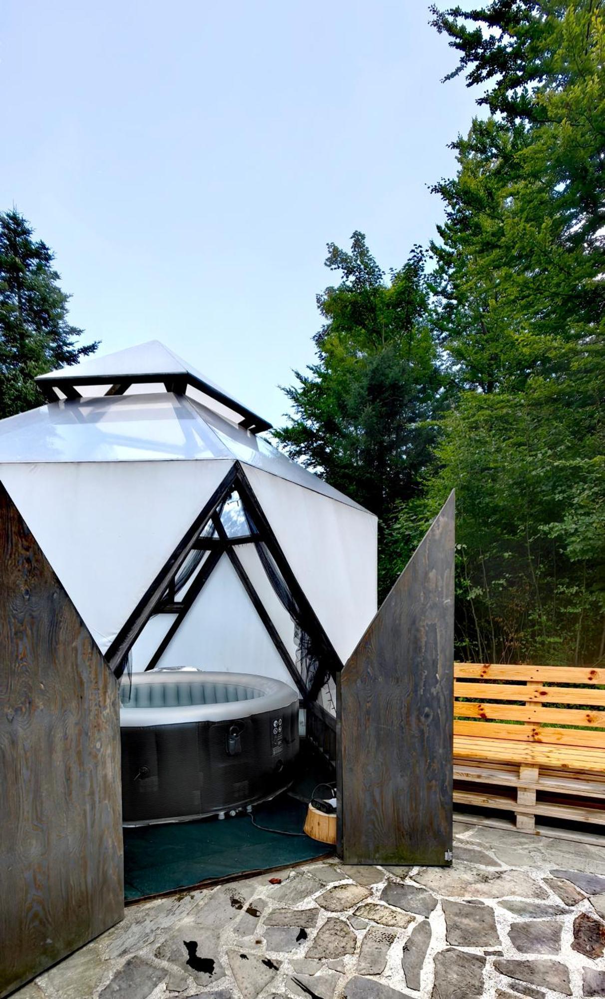 Lodge Osada Pod Beskidem- Chatki Caloroczne